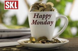 Happy Monday Kaffeetasse mit Geldmünzen