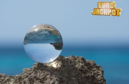 Glaskugel spiegelt Mittelmeer