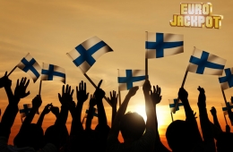 Menschen mit finnischen Flaggen jubeln