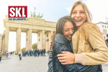 Zwei glückliche Frauen vor dem Brandenburger Tor in Berlin