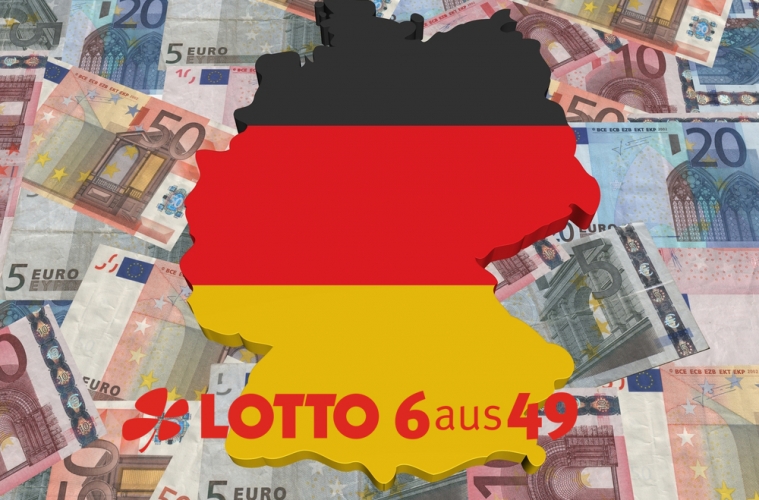 Deutschland in den Farben der Nationalflagge liegt auf Geldscheinen