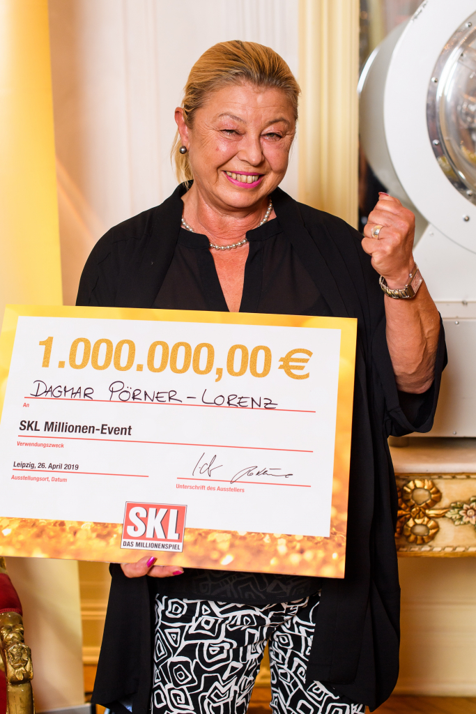 Mittelfränkin jubelt über ihren Gewinn von 1 Million € beim SKL Millionen-Event