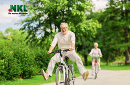 aktives Alter, Menschen und Lifestyle-Konzept - glückliches Seniorenpaar, das Fahrräder im Sommerpark reitet. Rentenlotterie Gewinn.