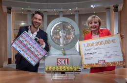 Eric Schroth und Vesna Vekic gratulieren Rupert Hackl zum SKL Gewinn von 1 Million €.