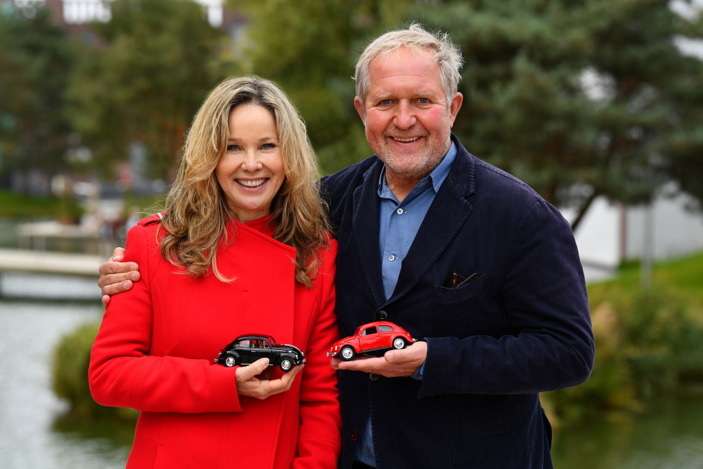 Harald Krassnitzer und Ann-Kathrin Kramer halten jeweils ein Modell eines VW Käfers in der Hand.