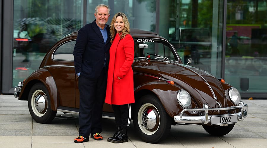Glückspaten Harald Krassnitzer und Ann-Kathrin Kramer vor einem VW Käfer in Wolfsburg
